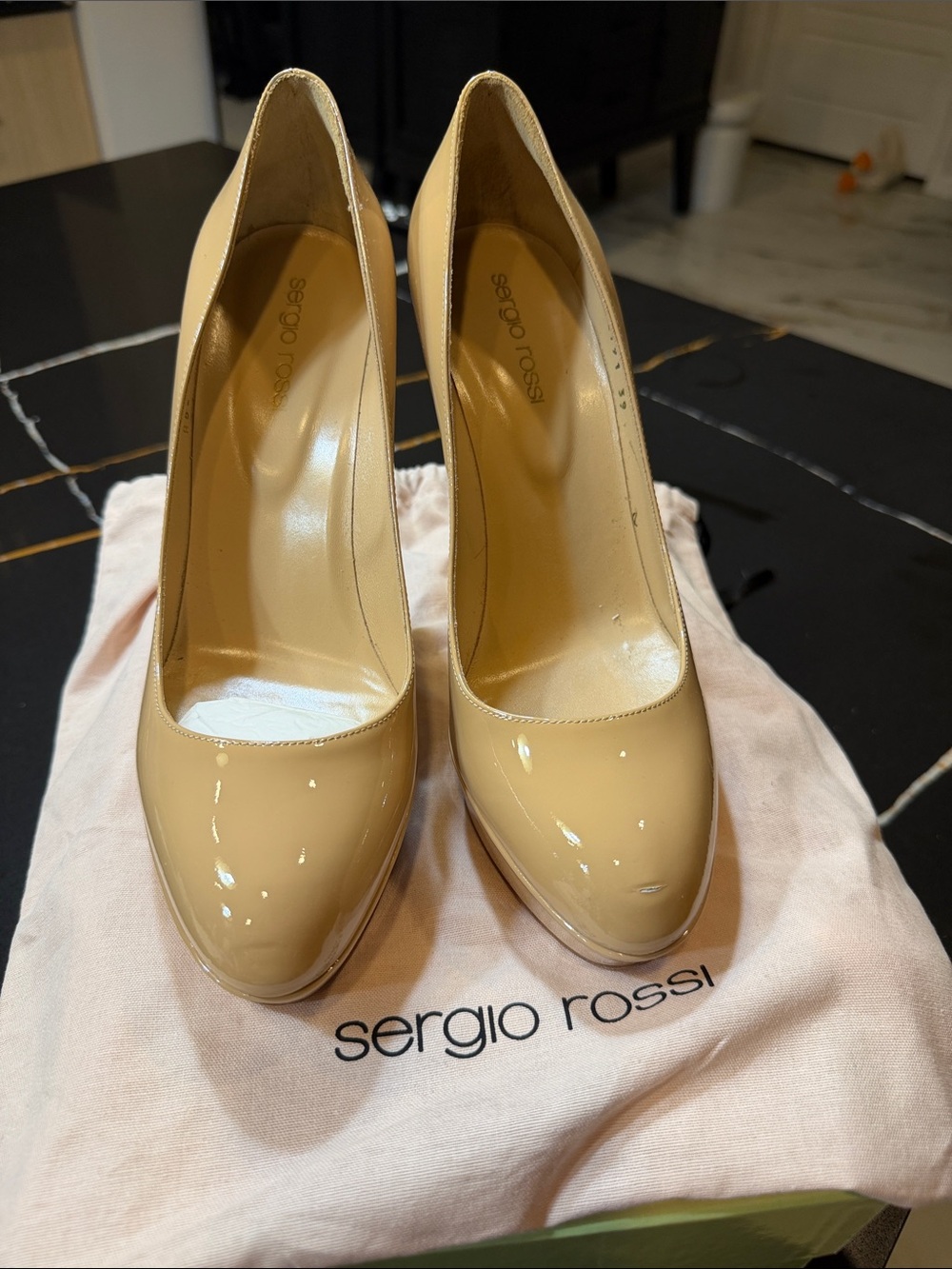 Sergio Rossi Nude Patent Leather round Toe Pumps
